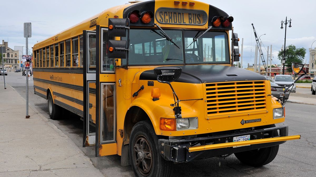 Řidička školního autobusu pila za volantem alkohol. Hájí se, že to nevěděla, a lidé jí to věří